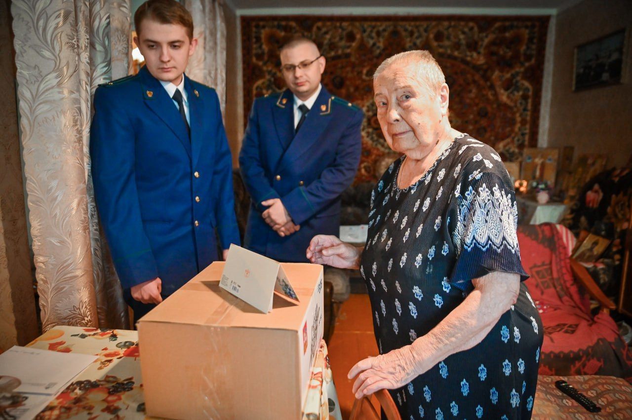 В преддверии Дня Победы сотрудники Сергиево-Посадской городской прокуратуры  навестили Тамару Николаевну Рябову: вдову фронтовика и сотрудника прокуратуры  Московской области | Новости | Телеканал ТВР24 | Сергиев Посад