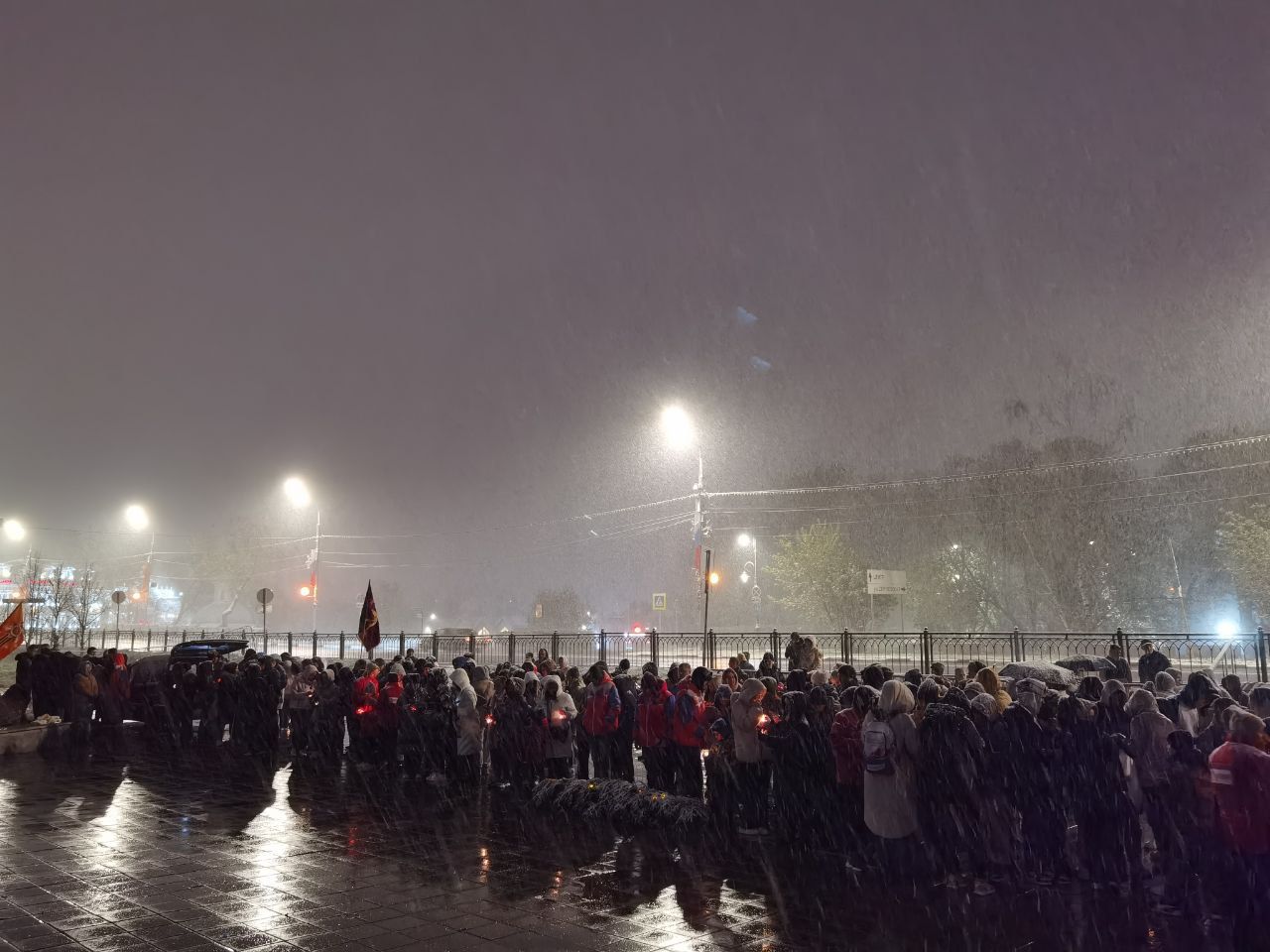 У Мемориала славы в Сергиевом Посаде несмотря на поздний час сегодня было  многолюдно. | Новости | Телеканал ТВР24 | Сергиев Посад