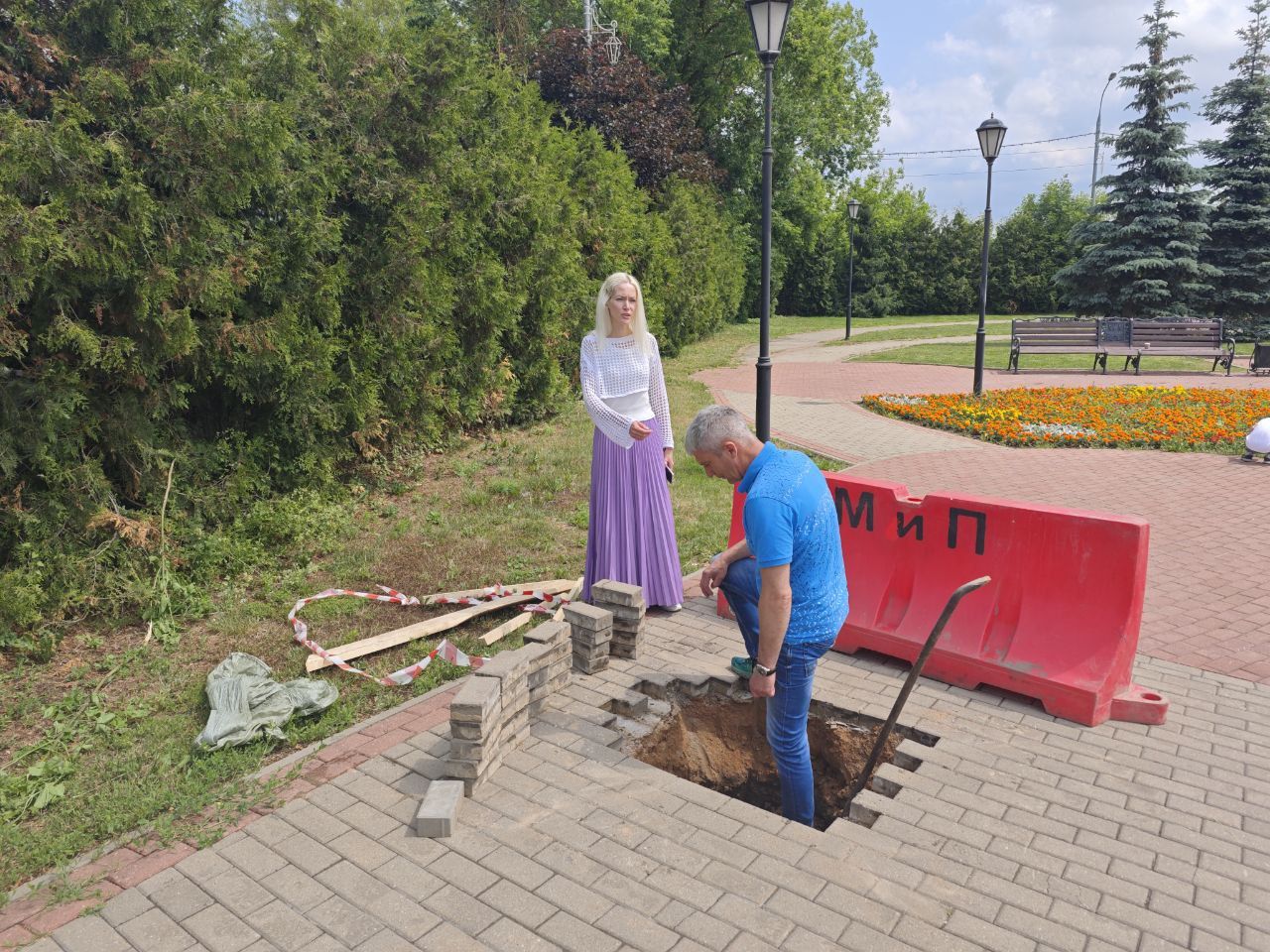 Несколько плиток в сквере у памятника родителям преподобного Сергия  Радонежского разрушились и ушли под землю, образовав небольшой провал. |  Новости | Телеканал ТВР24 | Сергиев Посад